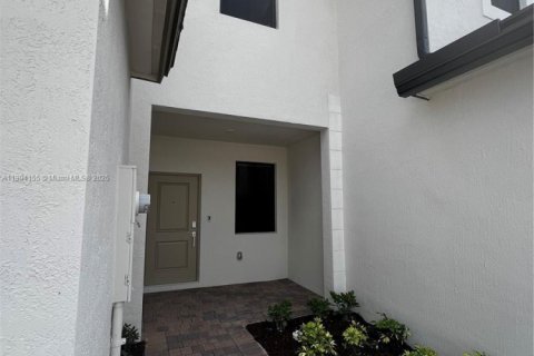 Снять в аренду таунхаус в Майами, Флорида 3 спальни, 123.65м2, № 1956475 - фото 2