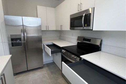 Снять в аренду таунхаус в Майами, Флорида 3 спальни, 123.65м2, № 1956475 - фото 14