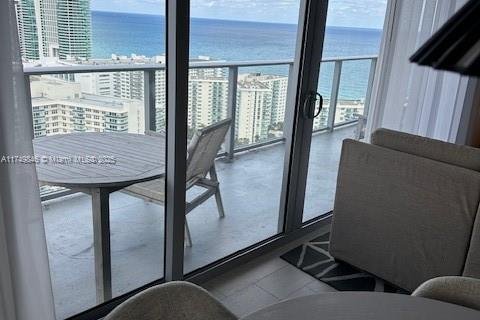 Condo in Hollywood, Florida, 2 bedrooms  № 1938471 - photo 9