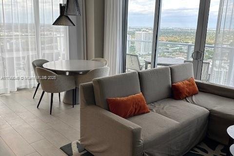 Condo in Hollywood, Florida, 2 bedrooms  № 1938471 - photo 10