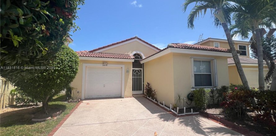 House in Lake Worth, Florida 3 bedrooms, 124.12 sq.m. № 1811862