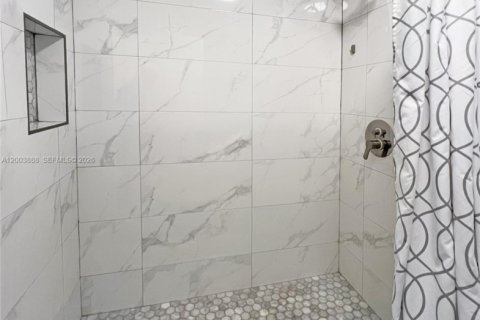 Condo in Miami, Florida, 2 bedrooms  № 2068497 - photo 11