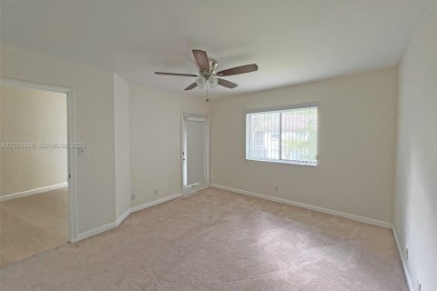 Condo in Miami, Florida, 2 bedrooms  № 2068497 - photo 13
