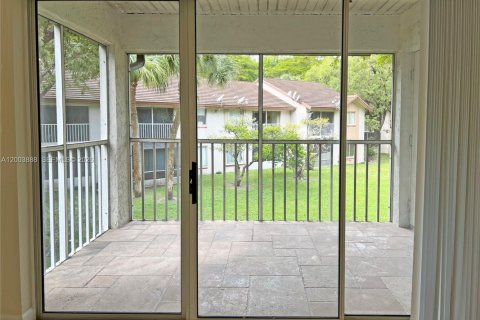 Condo in Miami, Florida, 2 bedrooms  № 2068497 - photo 4