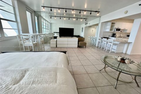 Condo in Miami Beach, Florida  № 1968172 - photo 2