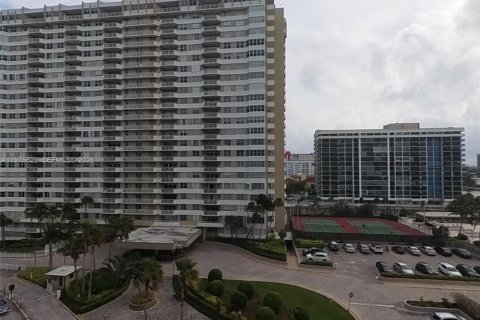 Condo in Hallandale Beach, Florida, 1 bedroom  № 2041534