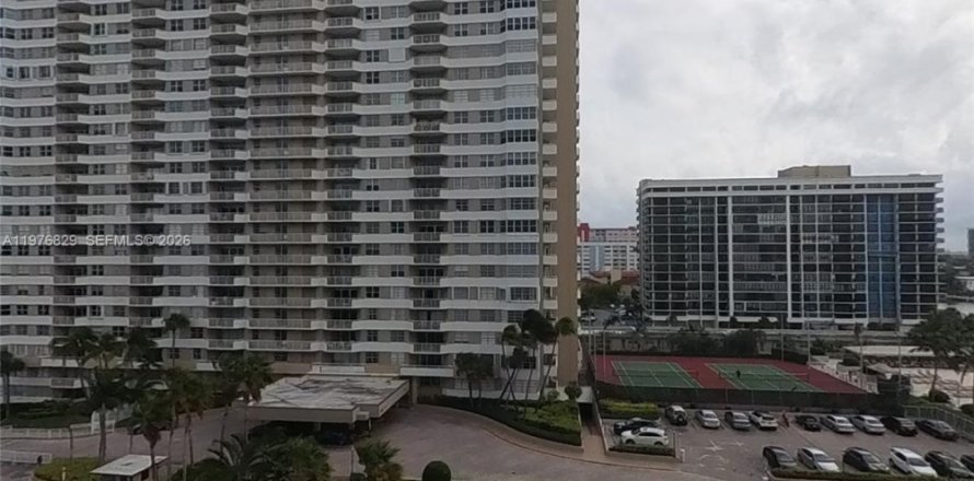 Condo in Hallandale Beach, Florida, 1 bedroom  № 2041534