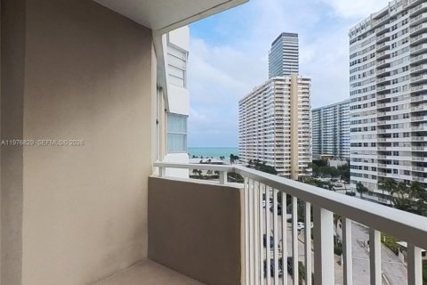 Condo in Hallandale Beach, Florida, 1 bedroom  № 2041534 - photo 5