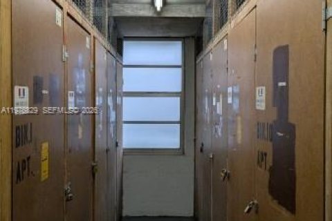 Condo in Hallandale Beach, Florida, 1 bedroom  № 2041534 - photo 13