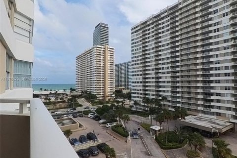 Condo in Hallandale Beach, Florida, 1 bedroom  № 2041534 - photo 2