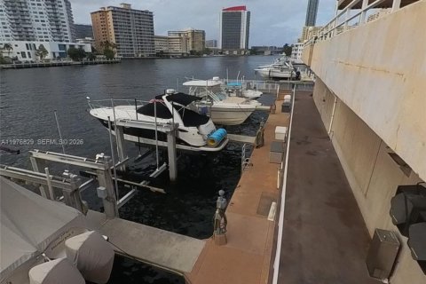 Condo in Hallandale Beach, Florida, 1 bedroom  № 2041534 - photo 10