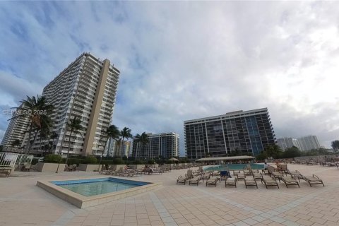 Condo in Hallandale Beach, Florida, 1 bedroom  № 2041534 - photo 9