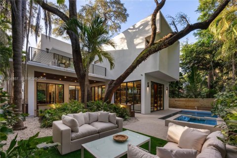 House in Miami, Florida 5 bedrooms, 357.86 sq.m. № 2017958 - photo 18