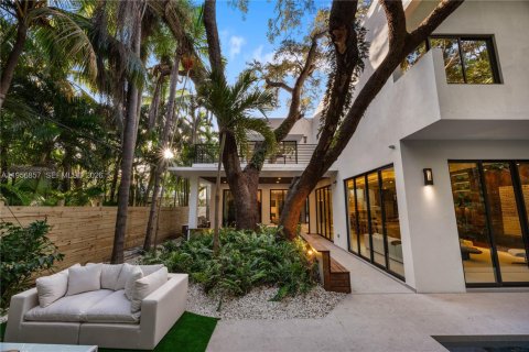 House in Miami, Florida 5 bedrooms, 357.86 sq.m. № 2017958 - photo 15