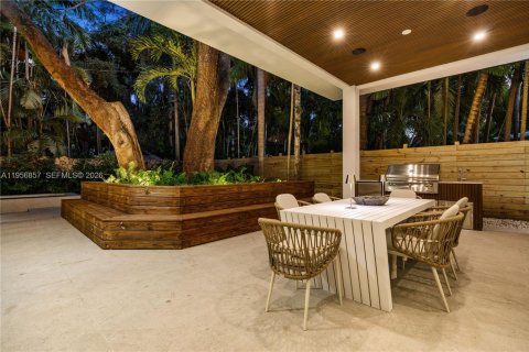 House in Miami, Florida 5 bedrooms, 357.86 sq.m. № 2017958 - photo 24