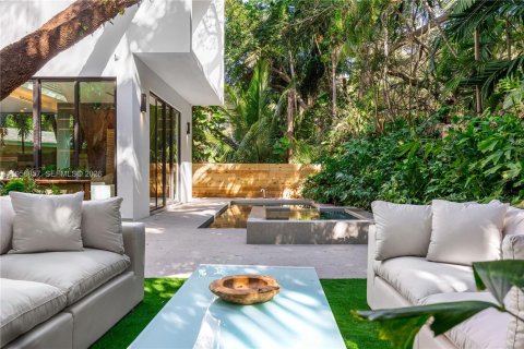 House in Miami, Florida 5 bedrooms, 357.86 sq.m. № 2017958 - photo 21