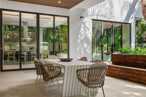 House in Miami, Florida 5 bedrooms, 357.86 sq.m. № 2017958 - photo 29