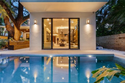 House in Miami, Florida 5 bedrooms, 357.86 sq.m. № 2017958 - photo 10
