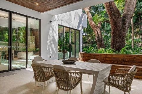 House in Miami, Florida 5 bedrooms, 357.86 sq.m. № 2017958 - photo 30