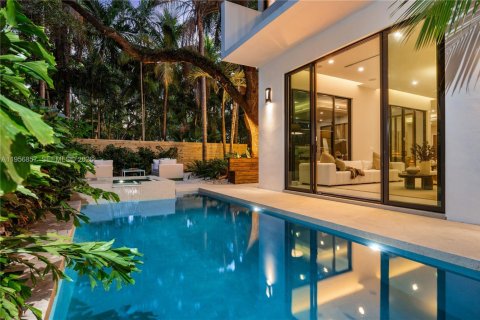House in Miami, Florida 5 bedrooms, 357.86 sq.m. № 2017958 - photo 7