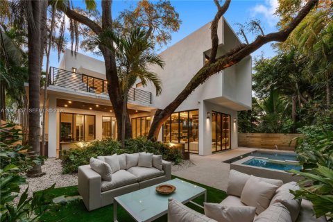 House in Miami, Florida 5 bedrooms, 357.86 sq.m. № 2017958 - photo 17