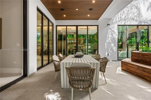 House in Miami, Florida 5 bedrooms, 357.86 sq.m. № 2017958 - photo 28