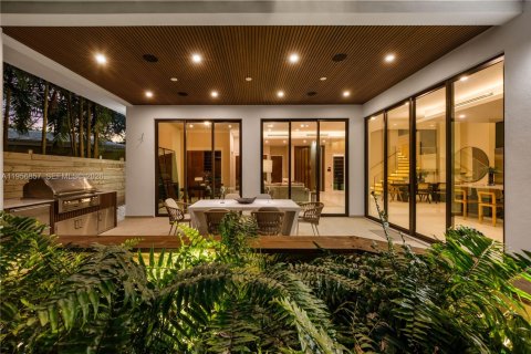 House in Miami, Florida 5 bedrooms, 357.86 sq.m. № 2017958 - photo 23