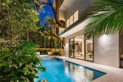 House in Miami, Florida 5 bedrooms, 357.86 sq.m. № 2017958 - photo 4