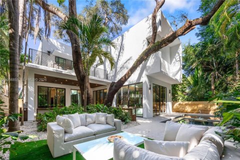 House in Miami, Florida 5 bedrooms, 357.86 sq.m. № 2017958 - photo 20