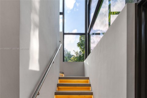House in Miami, Florida 5 bedrooms, 357.86 sq.m. № 2017958 - photo 2