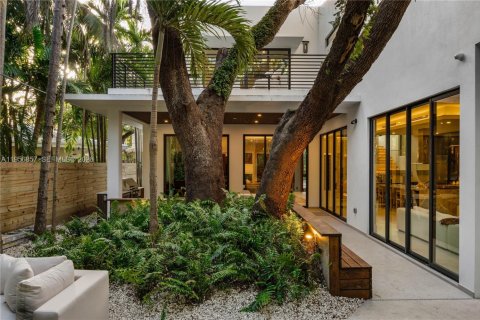 House in Miami, Florida 5 bedrooms, 357.86 sq.m. № 2017958 - photo 16