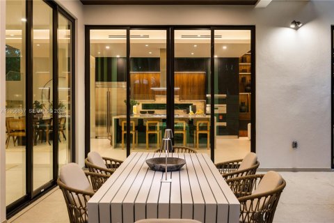 House in Miami, Florida 5 bedrooms, 357.86 sq.m. № 2017958 - photo 25