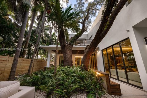 House in Miami, Florida 5 bedrooms, 357.86 sq.m. № 2017958 - photo 14