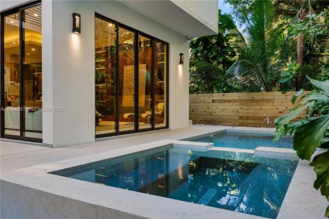 House in Miami, Florida 5 bedrooms, 357.86 sq.m. № 2017958 - photo 11