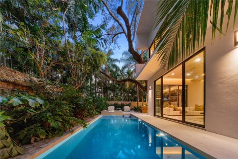 House in Miami, Florida 5 bedrooms, 357.86 sq.m. № 2017958 - photo 8