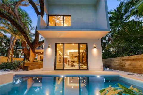 House in Miami, Florida 5 bedrooms, 357.86 sq.m. № 2017958 - photo 9