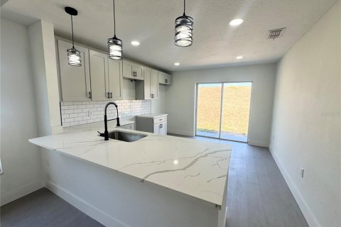 House in Davenport, Florida 4 bedrooms, 136.66 sq.m. № 1905958 - photo 5