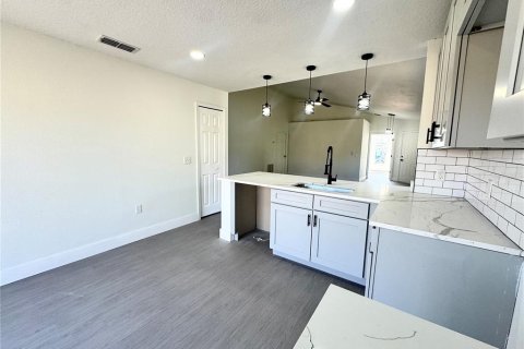 House in Davenport, Florida 4 bedrooms, 136.66 sq.m. № 1905958 - photo 6