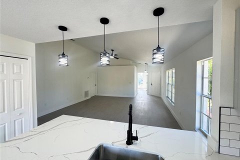 House in Davenport, Florida 4 bedrooms, 136.66 sq.m. № 1905958 - photo 8