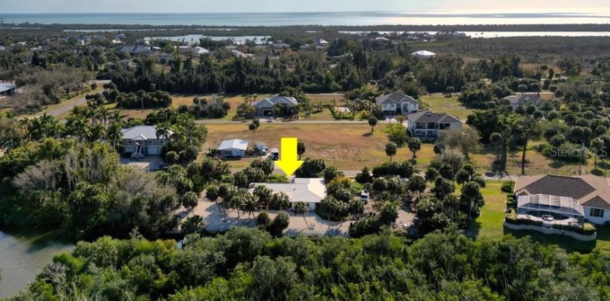 House in Placida, Florida 3 bedrooms, 194.26 sq.m. № 2117579
