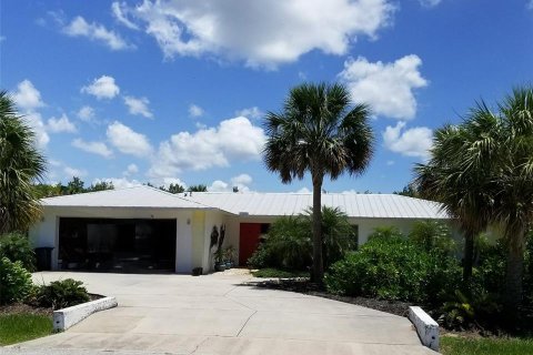 House in Placida, Florida 3 bedrooms, 194.26 sq.m. № 2117579 - photo 2