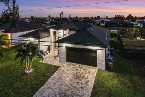House in Cape Coral, Florida 3 bedrooms, 187.66 sq.m. № 2097815