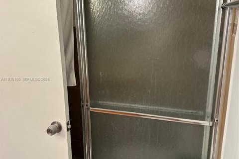 Condo in Miami Beach, Florida, 2 bedrooms  № 1995825 - photo 15