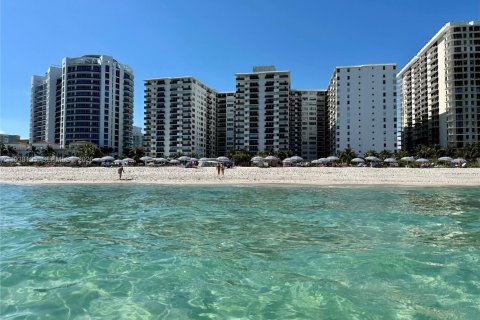 Condo in Miami Beach, Florida, 2 bedrooms  № 1995825 - photo 26
