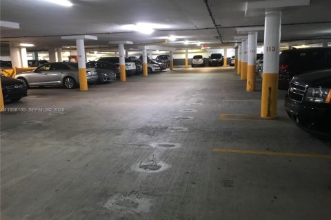 Condo in Miami Beach, Florida, 2 bedrooms  № 1995825 - photo 28