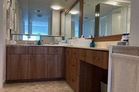 Condo in Miami Beach, Florida, 2 bedrooms  № 1995825 - photo 11