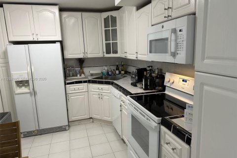 Condo in Miami Beach, Florida, 2 bedrooms  № 1995825 - photo 3