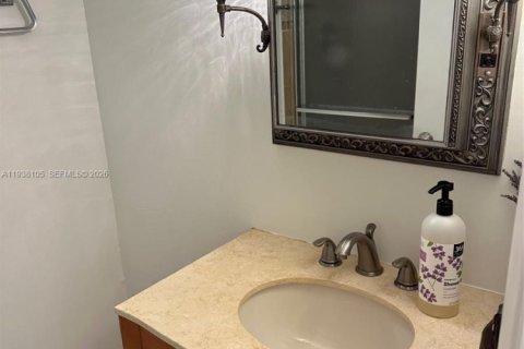 Condo in Miami Beach, Florida, 2 bedrooms  № 1995825 - photo 14