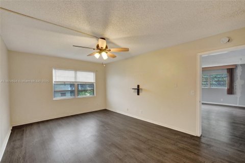 Condominio en venta en Pembroke Pines, Florida, 2 dormitorios, 140 m2 № 1920664 - foto 14