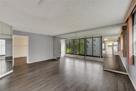 Condominio en venta en Pembroke Pines, Florida, 2 dormitorios, 140 m2 № 1920664 - foto 8